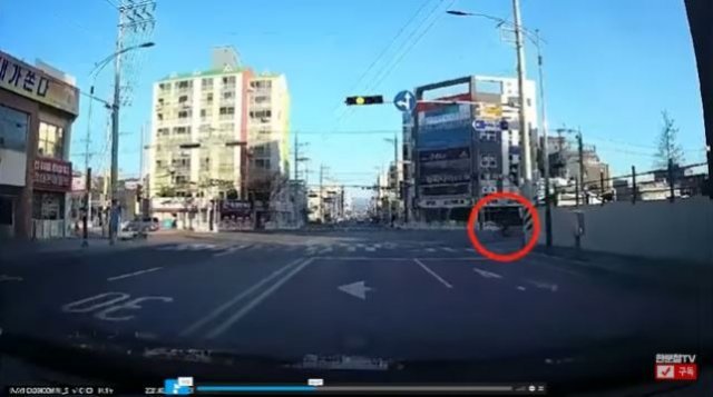 지난 3월 경남 밀양에서 발생한 자동차-자전거 비접촉 사고 당시 블랙박스 영상. 황색등에 직진하던 자동차 옆으로 자전거가 달려오고 있다. 유튜브 ‘한문철TV’ 캡처