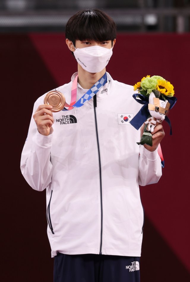 장준이 24일 지바 마쿠하리 메세 A홀에서 열린 도쿄올림픽 남자 태권도 -58㎏급에서 동메달을 차지한 뒤 동메달을 목에걸고 포즈를 취하고 있다. 2021.07.24. 지바(일본)=뉴시스