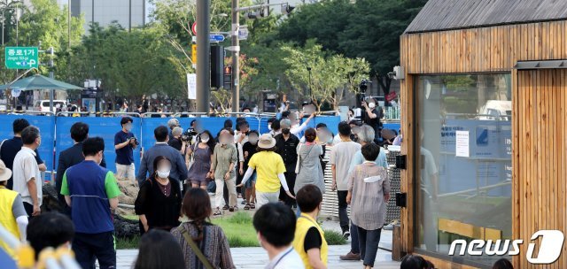 서울시가 광화문광장에 설치된 ‘세월호 기억공간’ 철거를 위해 공간 안에 있는 사진과 물품 정리에 나서겠다고 통보한 23일 오후 물품정리를 반대하는 시민들이 광화문광장으로 도착하고 있다. 2021.7.23/뉴스1 © News1