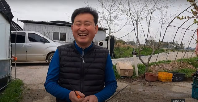 11년 전 전남 나주시 문평면으로 귀농한 김양수 씨가 유튜브 채널 ‘귀농TIME’을 통해 진딧물 제거법을 소개하고 있다. 유튜브 채널 귀농TIME 캡처