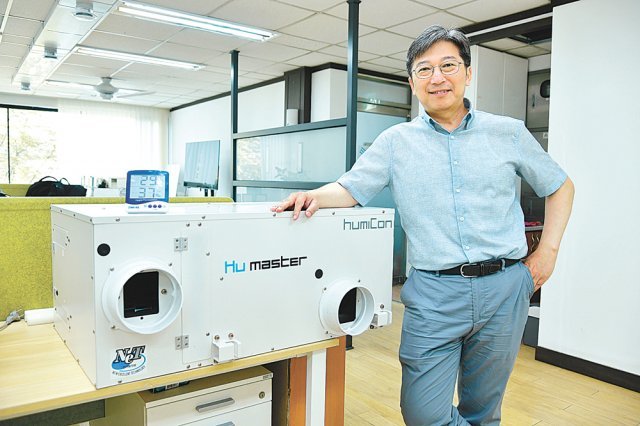 이대영 한국과학기술연구원(KIST) 청정신기술연구본부 책임연구원(휴마스터 대표)이 제습을 통해 실내를 시원하게 만드는 냉방장치 ‘휴미컨’을 선보이고 있다. KIST 제공
