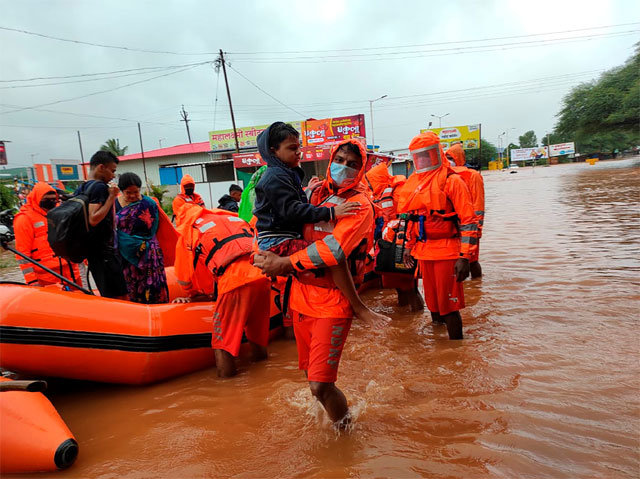 물에 잠긴 마을… 고무보트로 주민 구조 주황색 유니폼을 입은 인도 국가재난대응군(NDRF) 소속 대원들이 23일 홍수
 피해를 입은 인도 서부 마하라슈트라주 치플룬에서 주민들을 고무보트에 태워 구조하고 있다. 흙탕물에 잠긴 마을 저편에 반쯤 드러난
 가옥과 상점 간판이 보인다. ‘40년 만의 최악의 홍수’로 꼽히는 이번 폭우로 인도에서는 25일 현재까지 최소 136명이 숨지고
 수백 명이 실종됐다. 인도 국가재난대응군(NDRF) 제공