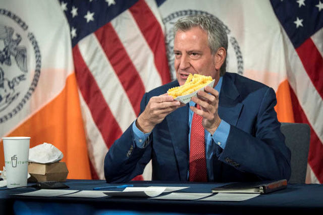 빌 더블라지오 미국 뉴욕시장이 기자회견에서 대형 햄버거 체인과 손잡고 백신 접종자에게 버거와 감자튀김을 무료로 제공하는 서비스에 대해 설명하고 있다. 나중에는 직접 시식도 했다. 사진 출처 뉴욕포스트