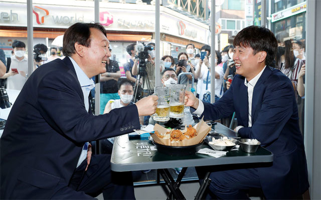 건대 앞에서 ‘치맥 회동’ 윤석열 전 검찰총장(왼쪽)과 국민의힘 이준석 대표가 25일 오후 서울 
광진구의 한 치킨집에서 만나 건배하고 있다. 윤 전 총장은 이날 회동 후 국민의힘과 관련해 “어떤 선택을 해야 할지 결정의 시간이
 다가오고 있다”고 말했다. 사진공동취재단