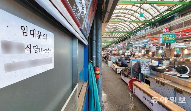 수도권의 거리 두기 4단계가 2주 더 연장된 가운데 25일 서울 종로구 광장시장이 주말인데도 손님들의 발길이 끊긴 채 한산한 모습이다. 정부는 소상공인에게 최대 2000만 원을 지원하는 희망회복자금을 다음 달 17일부터 지급할 예정이다. 국민 88%에게 1인당 25만 원을 주는 5차 재난지원금은 이르면 8월 말부터 지급된다. 양회성 기자 yohan@donga.com