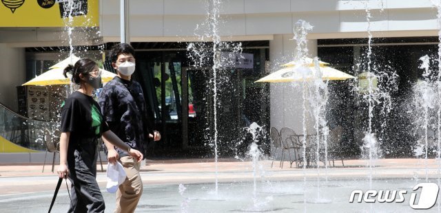 세종시에서 낮 최고기온 35℃와 체감온도 37℃를 기록하며 폭염특보가 내려진 23일 세종시 어진동에 위치한 한 쇼핑몰을 찾은 시민들이 바닥분수주위를 걸으며 더위를 식히고 있다. 2021.7.23/뉴스1 © News1