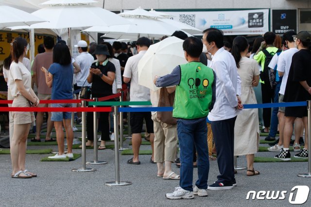 서울 강남구보건소에 마련된 코로나19 선별진료소에서 시민들이 검사를 기다리고 있다. ⓒ News1