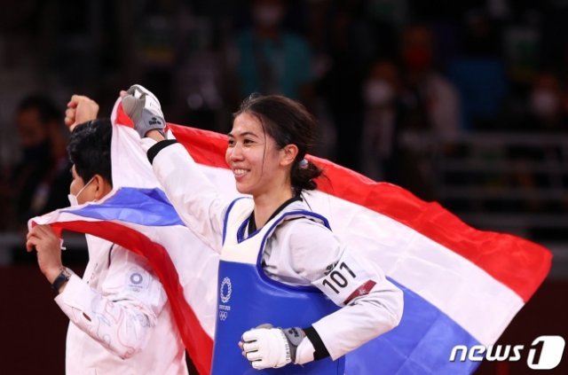 지난 24 태국의 파니파크 옹파타나키트(24)가 여자 49kg급에서 이 종목 최초 금메달을 조국에 선사했다. ⓒ News1