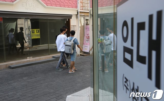 저녁 모임 2인 이하 제한 등 4단계 거리두기가 시행 중인 가운데 25일 서울 명동거리에 임대 안내문이 붙어 있다. 2021.7.25/뉴스1 © News1