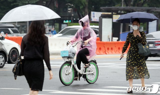 비가 내린 15일 오전 서울 세종로 광화문 네거리에서 시민들이 발걸음을 재촉하고 있다. 2021.6.15/뉴스1 © News1