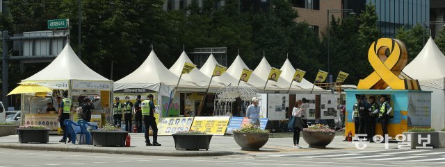 서울시가 광화문광장 세월호천막 재정비 차원에서 14개의 천막 가운데 시가 세월호 참사 당시 중앙정부의 요청으로 설치해 준 11개를 제외한 3개의 불법천막을 철거하는 데 합의했다. 2017년 5월. 양회성 기자