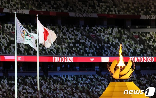 23일 오후 일본 도쿄 국립경기장에서 열린 2020 도쿄올림픽 개막식에서 성화대가 타오르고 있다… 2021.7.23/뉴스1 © News1