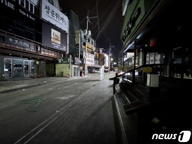 불 꺼진 충북대학교 중문 거리 모습. 사진은 기사와 관련 없음.(자료 사진).2021.2.8 © 뉴스1