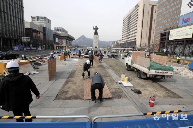 광화문광장에 설치 되어 있던 세월호 천막이 2019년 3월 18일. 4년 8개월 만에 철거되고 있다. 원대연기자 yeon72@donga.com