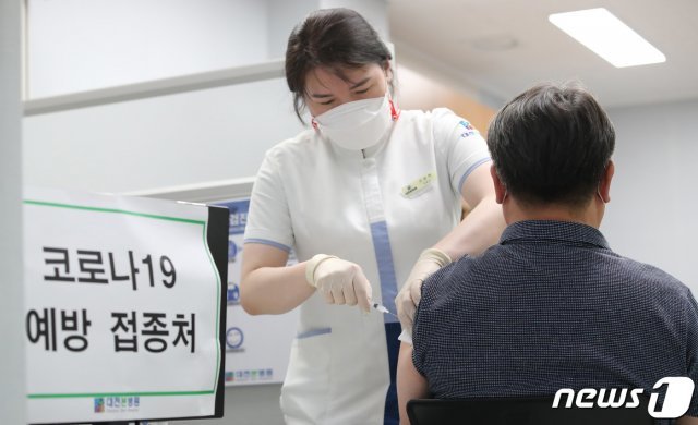 26일 대전 유성구에 위치한 신종 코로나바이러스 감염증(코로나19) 백신 위탁의료기관에서 시민들이 모더나 백신을 접종받고 있다. 2021.7.26/뉴스1 © News1