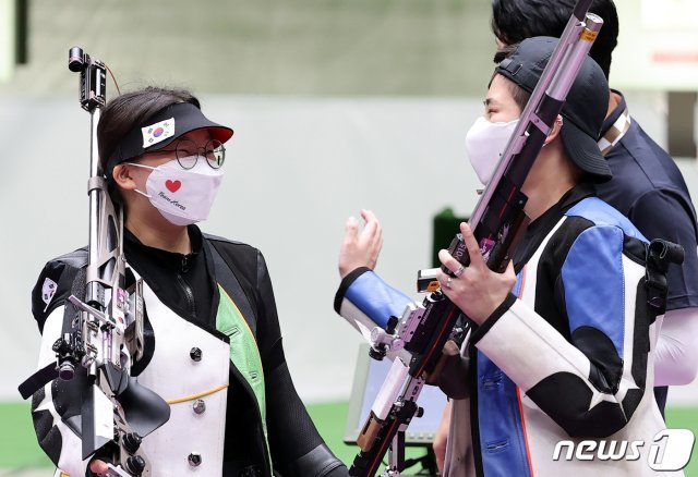 대한민국 사격 권은지(왼쪽)와 박희문이 24일 오전 일본 도쿄 아사카 사격장에서 열린 ‘2020 도쿄올림픽’ 사격 10m 공기소총 여자 결선 경기에서 탈락한 후 서로 격려하고 있다. 2021.7.24/뉴스1 © News1