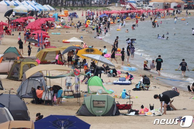 25일 경북 북구 영일대해수욕장에서 피서객들이 더위를 식히고 있다. 2021.7.25/뉴스1 © News1