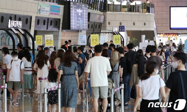 본격적인 여름 휴가철에 들어간 25일 오전 서울 강서구 김포국제공항 국내선 청사에 여행객들로 붐비고 있다. 2021.7.25/뉴스1 © News1