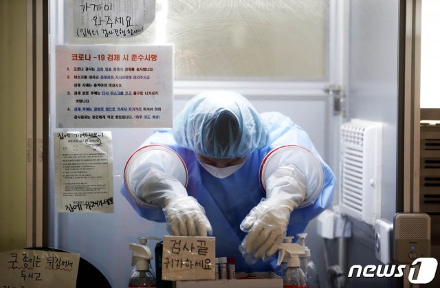 전국 대부분 지역에 폭염특보가 내려진 23일 광주 북구선별진료소에서 더위에 지친 의료진이 부스 안에서 고개를 떨구고 있다. (광주북구 제공)