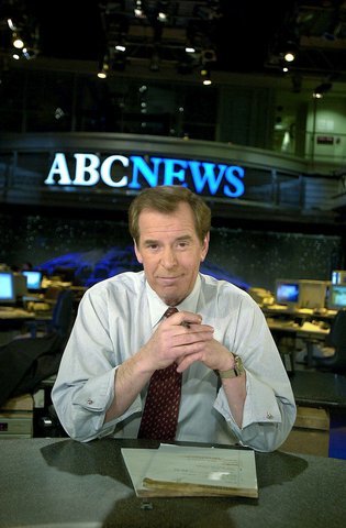 1980~90년대 브로커와 함께 앵커 라이벌 구도를 형성했던 ’ABC 월드뉴스 투나잇‘의 피터 제닝스. 2005년 마지막 방송에서 폐암 투병 사실을 밝힌 그는 같은 해 세상을 떠났다. ABC뉴스