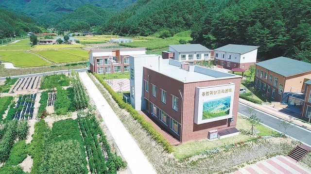 홍천 귀농귀촌교육의 핵심에는 체류형농업창업지원센터가 있다. 사진은 지원센터 전경.