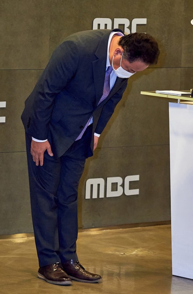 박성제 MBC 사장이 26일 서울 마포구 MBC 경영센터에서 기자간담회를 열고 “지구인의 우정과 연대 화합이라는 올림픽 정신을 훼손하는 방송을 했다”며 고개를 숙였다. MBC 제공