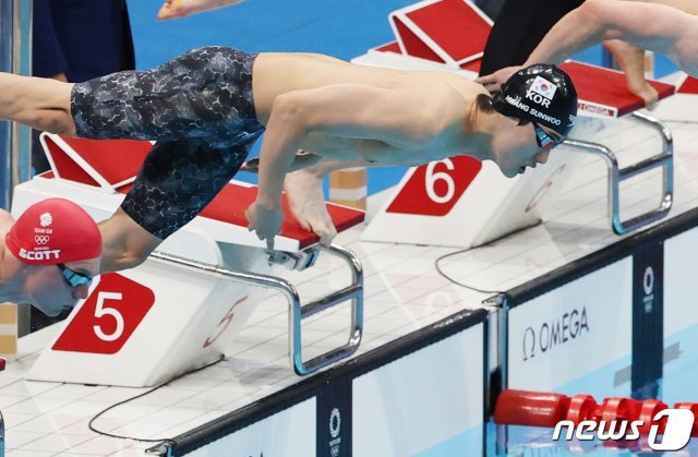 수영 황선우가 26일 도쿄 아쿠아틱스 센터에서 열린 남자 200m 자유형 준결승전에서 힘차게 출발을 하고 있다. 2021.7.26/뉴스1 © News1