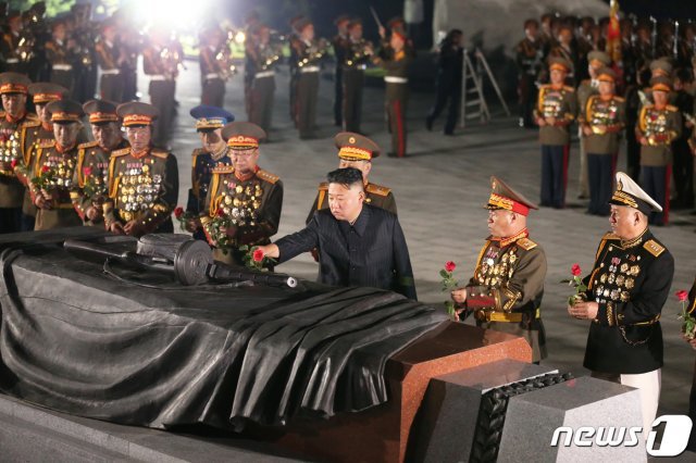 김정은 북한 노동당 총비서가 ‘전승절’로 기념하는 정전협정 체결 68주년을 맞아 6·25 전쟁 전사자 묘역인 ‘조국해방전쟁 참전열사묘’를 참배했다고 당 기관지 노동신문이 27일 보도했다. 참배에는 박정천 군 총참모장, 권영진 군 총정치국장 등 군 지휘관들이 함께했다. 평양 노동신문.