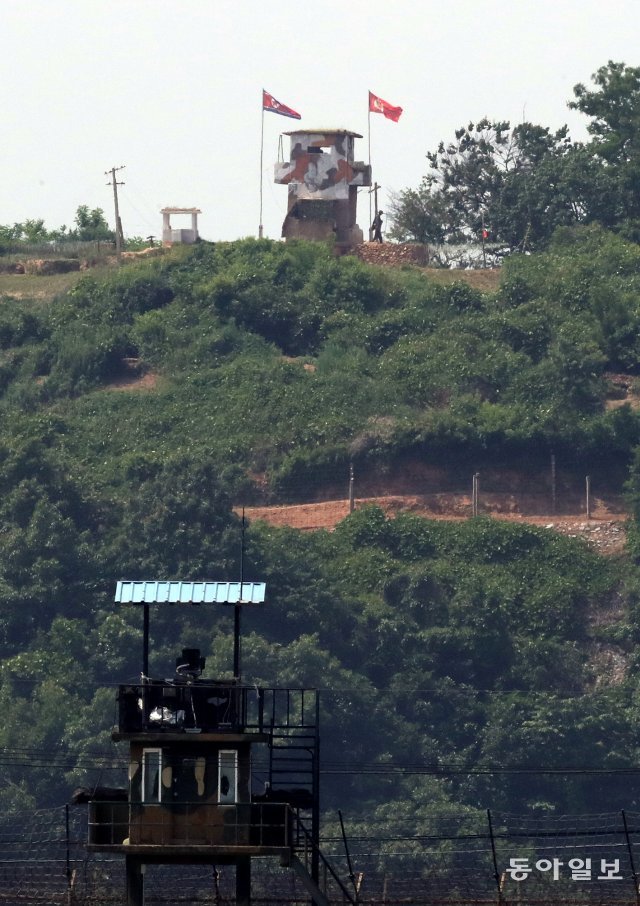 지난 2020년 6월 9일 오후 파주시 접경 지역에서 바라본 북한 초소. 김재명 기자 base@donga.com