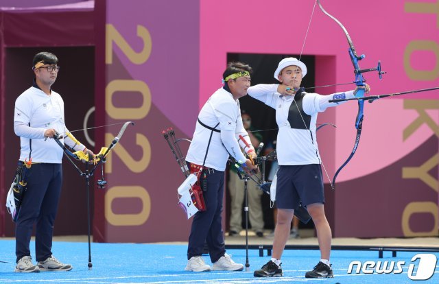 양궁 김제덕이 26일 일본 도쿄 유메노시마 공원 양궁장에서 열린 2020 도쿄올림픽 양궁 남자단체전 8강에서 미소를 짓고 있다.2021.7.26/뉴스1 © News1