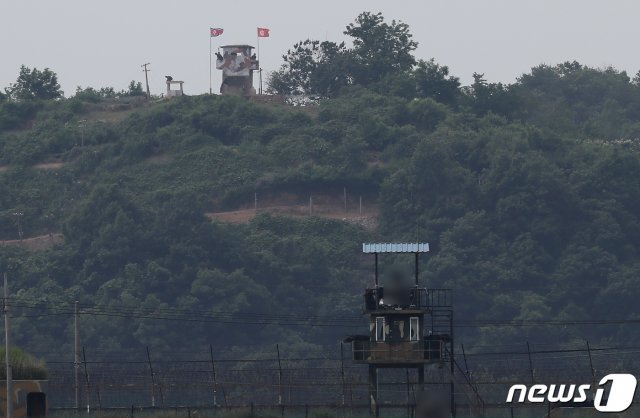 경기도 파주시 접경지역 남북한 초소가 임진강을 사이에 두고 마주보고 있다. 2020.6.9/뉴스1 © News1