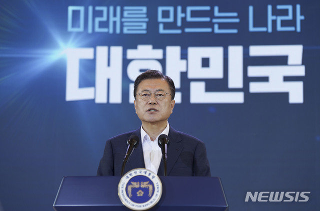 문재인 대통령이 14일 청와대 영빈관에서 열린 ‘한국판 뉴딜 2.0 미래를 만드는 나라 대한민국’에서 기조연설을 하고 있다. 사진=청와대 제공