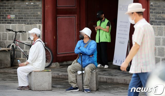 연일 무더위가 이어지고 있는 20일 서울 종로구 탑골공원에서 어르신들이 그늘에서 휴식을 취하고 있다. (사진은 기사 내용과 무관함) / 뉴스1 © News1