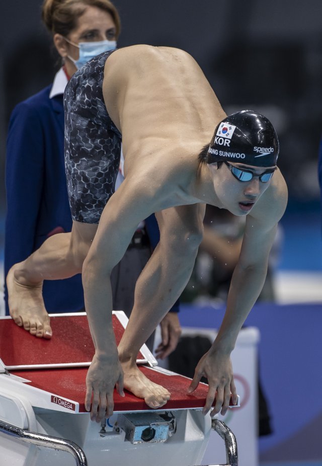 26일 도쿄 올림픽 수영 남자 자유형 200m 준결선에서 출발하고 있는 황선우. 도쿄=올림픽사진공동취재단