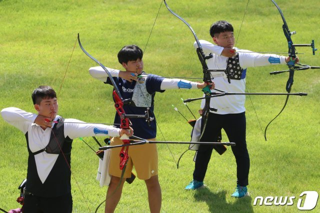 27일 오후 양궁 국가대표 김제덕 선수의 고향인 경북 예천군 예천진호국제양궁장에서 경북일고 양궁팀 선수들이 과녁을 조준하며 구슬땀을 흘리고 있다. 2021.7.27/뉴스1 © News1