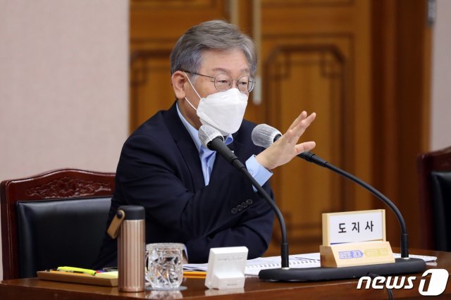 이재명 경기도지사는 27일 “도내 청정계곡내  위반 행위에 대해서는 즉시 강제 철거 및 고발 조치하고 예외 없이 엄중 제재한다”고 밝혔다.(경기도 제공)© 뉴스1