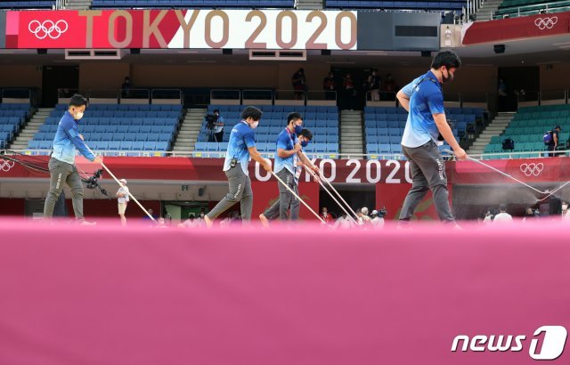 26일 오후 일본 도쿄 지요다구 무도관에서 열린 ‘2020 도쿄올림픽’ 유도 경기 도중 그라운드를 소독하고 있다. 2021.7.26/뉴스1 © News1