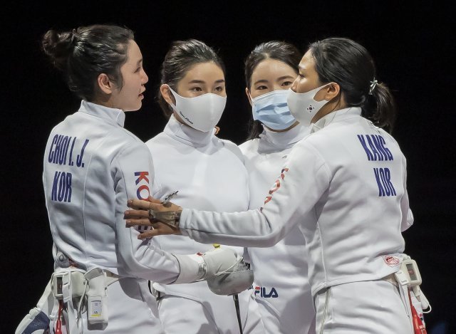 27일 일본 지바 마쿠하리 메세 B홀에서 열린 올림픽 펜싱 여자 에페 단체전에 참석한 강영미 송세라 최인정 이해인. 도쿄=올림픽사진공동취재단