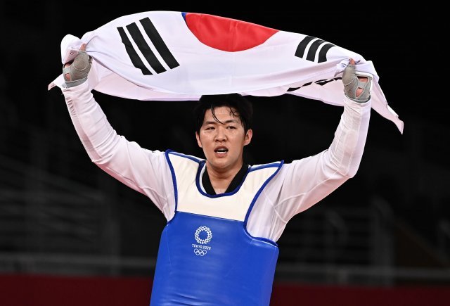 인교돈이 27일 오후 일본 지바현 마쿠하리 메세 A홀에서 열린 '2020 도쿄올림픽' 80kg 급 남자 태권도 동메달 결정전에서 슬로베니아의 이반 트로즈코비치를 이기고 동메달을 차지한 후 태극기 세레모니를 하고 있다. 2021.07.27 지바=올림픽사진공동취재단