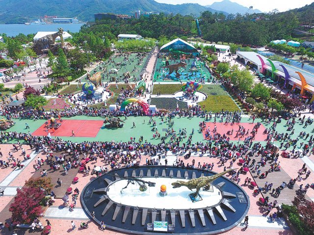 2016년 경남고성 공룡세계엑스포 당시 방문객들로 붐비던 당항포 주 행사장.