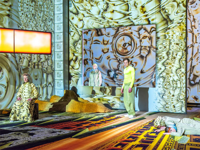 독일 폴크스뷔네 극장의 최신작 ‘울트라월드(Ultraworld)’ 공연 장면. 디지털 자아로 생활하는 가상현실을 통해 인간 존재의 의미를 묻는 작품이다. 국립극장 제공
