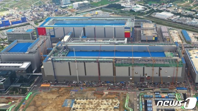 세계 최대 규모의 반도체 공장인 삼성전자 평택 2라인. (삼성전자 제공)2020.8.30/뉴스1