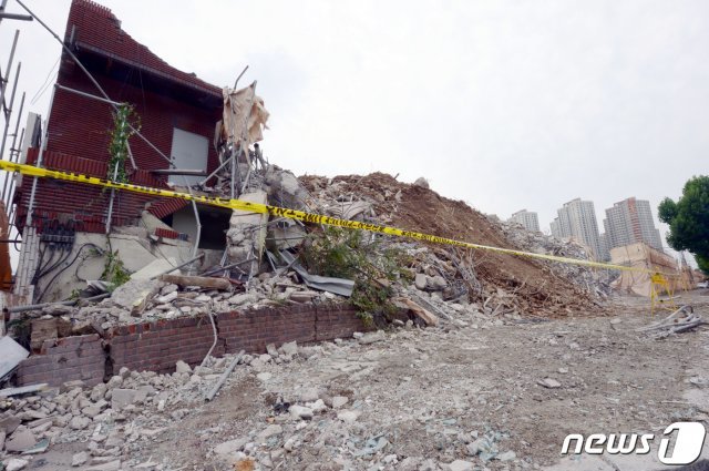 10일 오전 광주 동구 학동 재개발지역 건물붕괴 사고 수색작업이 중단됐다. 사진은 사고 현장의 전경. 2021.6.10/뉴스1 © News1