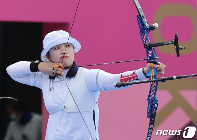 양궁 장민희가 25일 일본 도쿄 유메노시마 공원 양궁장에서 열린 2020 도쿄올림픽 양궁 여자단체전 8강 경기에서 활을 쏘고 있다. 2021.7.25/뉴스1 © News1