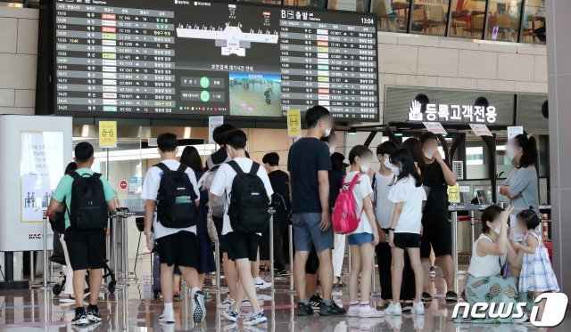 26일 오후 서울 강서구 김포공항 국내선 출국장에 여행을 떠나는 시민들로 북적이고 있다. 2021.7.26/뉴스1 © News1