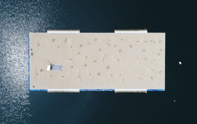 안동호 내 쌍둥이 모래섬이 수위 상승으로 물에 잠기자 안동시는 2019년 3월 쇠제비갈매기의 번식을 위해 인공 모래섬(1000㎡)을 조성했습니다. 안동시 제공.