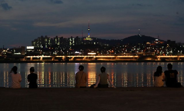 22일 저녁 열대야를 피해 서울 한강공원 반포지구를 찾은 시민들이 야외활동을 하고 있다. 2021.7.22/뉴스1