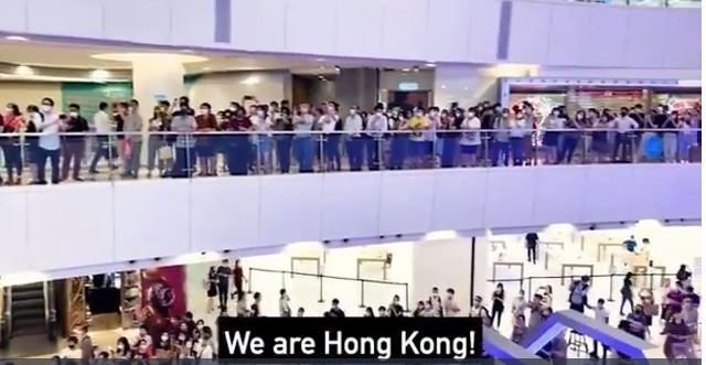 쇼핑몰에서 올림픽을 지켜보는 홍콩 시민들(SNS캡처)© 뉴스1