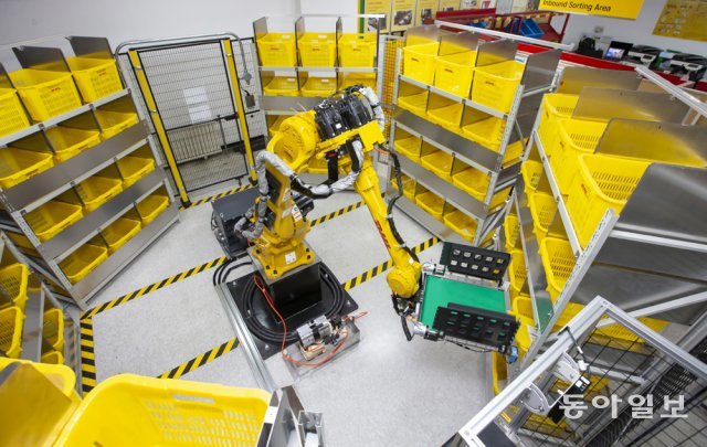 DHL 소화물 분류 로봇이 지역별로 나뉜 바구니에 물건을 분류해 넣고 있다. 로봇이 차지하는 공간은 컨베이어벨트를 포함해 가로 
6.3m, 세로 8.4m다. 로봇 도입이 늘어나면 물류센터 공간을 보다 효율적으로 활용할 수 있다. 변종국 기자 
bjk@donga.com