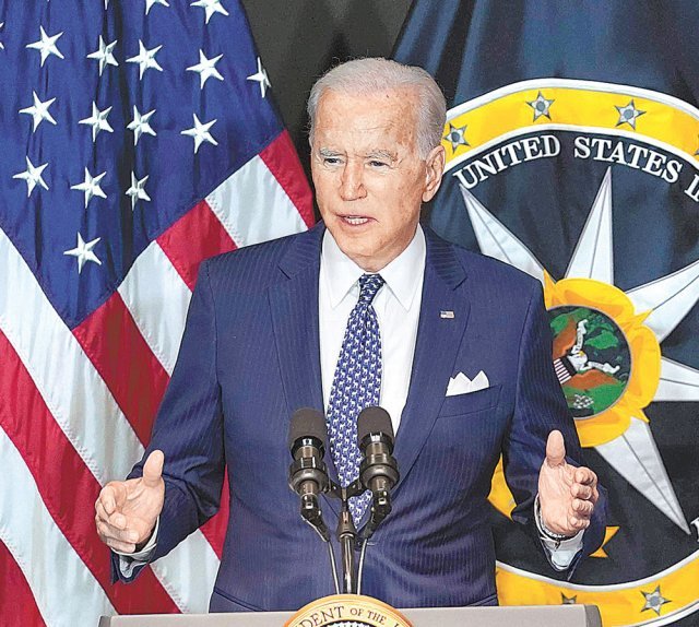 조 바이든 미국 대통령이 27일 수도 워싱턴 인근 버지니아주 매클레인에 있는 국가정보국을 방문해 연설하고 있다. 매클레인=AP 뉴시스